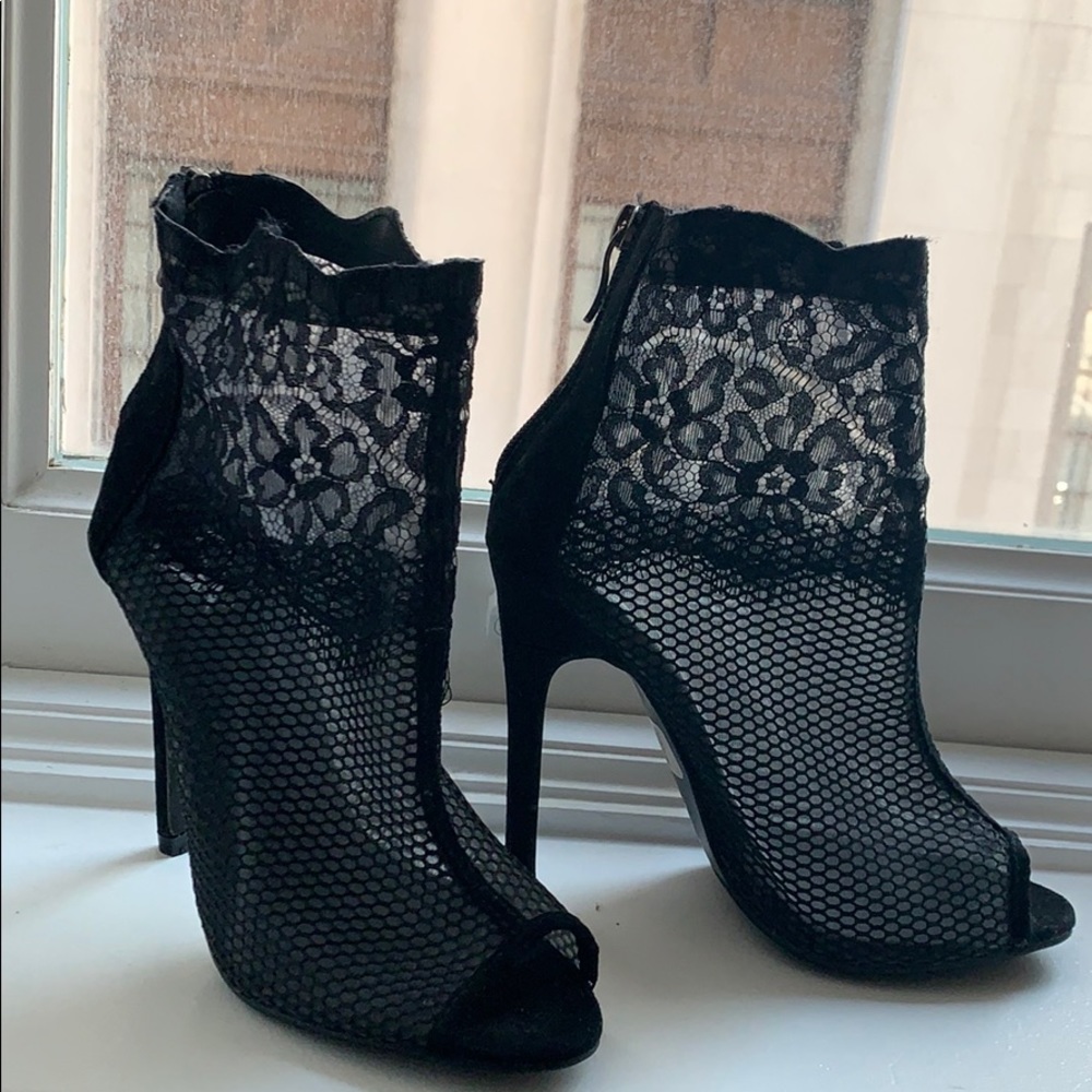 BRAND NEW, NEVER WORN LACE HEELS